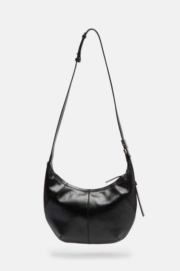 Faugeres Cross 31(포게레스 크로스 31)은 자연스러운 곡선 디자인과 크링클 엠보싱이 돋보이는 여성용 크로스백입니다. 부드러운 소가죽 소재에 은은한 광택이 더해져 고급스러운 분위기를 자아내며, 블랙, 아이보리, 브라운 세 가지 컬러로 출시되었습니다. 가볍고 바디에 밀착되는 스몰 사이즈로, 데이트룩과 같은 일상 패션에 클래식, 미니멀, 시크한 스타일을 더해줍니다. 지퍼형 잠금 방식으로 소지품을 안전하게 보관하며, D링 디테일로 포인트를 주었습니다. 다용도 수납이 가능하여 실용성까지 갖춘 데일리백입니다.
