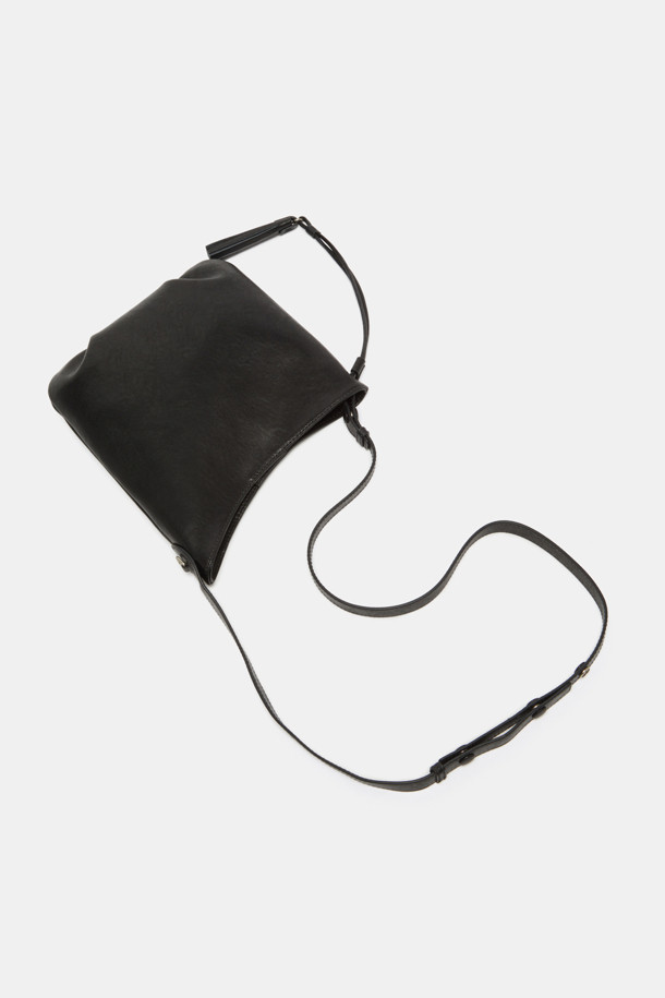 "Faugeres Tassel Cross 23"은 여성스러운 매력을 더하는 크로스백입니다. BKX(내추럴 주름 소가죽)와 BRX(마이크로 스웨이드와 내추럴 가죽 조합) 두 가지 컬러로 제공되며, 부드러운 촉감과 자연스러운 주름 텍스처가 특징입니다. 토트백, 숄더백, 크로스백으로 활용 가능한 3way 컨버터블 디자인에 비대칭 실루엣과 태슬 장식이 돋보이며, 실버 컬러 하드웨어가 세련된 느낌을 더합니다. 내부 포켓 1개와 조절 가능한 스트랩으로 실용성을 높였으며, 마그네틱형 잠금방식으로 편리하게 사용할 수 있습니다. 데이트룩, 모임룩, 오피스룩 등 다양한 TPO에 클래식, 미니멀, 시크 스타일을 연출하기 좋습니다.
