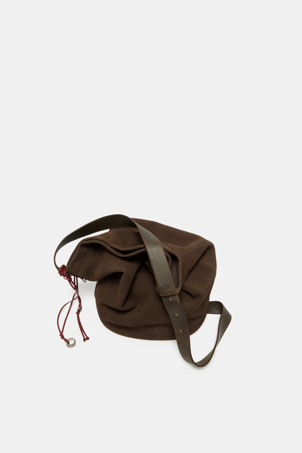 Haru Shoulder 24 Suede (하루 숄더 24 스웨이드)는 미니멀하고 클래식한 스타일을 추구하는 여성들을 위한 숄더백입니다. 부드러운 스웨이드 소재와 브라운 컬러가 고급스러운 분위기를 자아내며, 반원 형태의 디자인이 세련미를 더합니다. 가방 사이즈는 미디엄이며, 지퍼형 잠금 방식으로 소지품을 안전하게 보관할 수 있습니다. 숄더 스트랩이 있어 편안하게 착용 가능하며, 출근룩과 모임룩 등 다양한 TPO에 활용하기 좋습니다. 무지 디자인으로 어떤 스타일에도 잘 어울려 데일리백으로 제격입니다.
