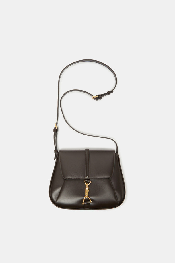 Manon Shoulder 25 (마농 숄더 25)는 여성스러운 룩을 완성하는 숄더백, 크로스백, 토트백으로 활용 가능한 가방입니다. 부드러운 소가죽 소재에 웨이브 텍스처 엠보싱이 더해져 고급스러운 질감을 선사합니다. 클래식한 디자인에 순수와 영원을 상징하는 메달 하드웨어와 비대칭 삼각 링 장식이 포인트입니다. 내부에는 실용적인 수납을 위한 포켓이 있으며, 조절 가능한 스트랩으로 다양한 스타일을 연출할 수 있습니다. 데이트룩, 모임룩 등 시크하고 미니멀한 스타일을 즐기는 분들께 추천합니다.
