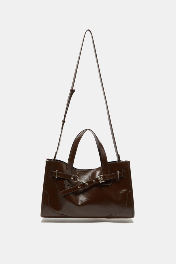 Fermier Day 토트 35는 클래식한 무드를 자아내는 여성 가방입니다. 부드러운 브라운 컬러의 가죽 소재와 미디엄 사이즈로, 출근룩, 오피스룩, 모임룩 등 다양한 TPO에 활용하기 좋습니다. 사각 쉐입에 버클과 스트랩 디자인이 돋보이며, 3-way 착용, 태블릿 수납, 내부 포켓 등 실용적인 기능성을 갖췄습니다. 조절 및 탈부착 가능한 스트랩과 버클형 잠금 방식으로 편의성을 더했습니다. 미니멀하고 시크한 스타일을 선호하는 분들께 추천합니다.
