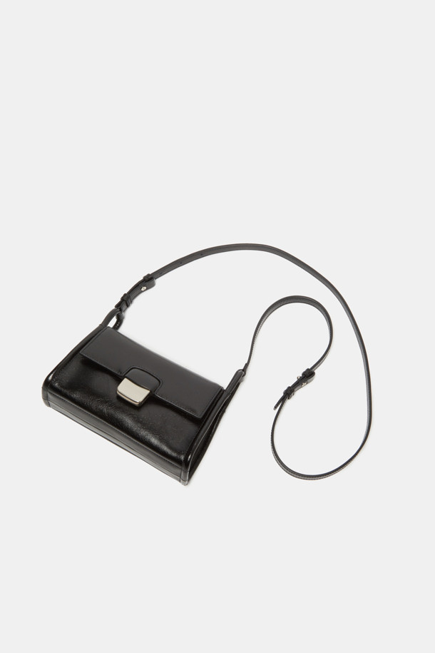 Twiggy Mini Cross 20(트위기 미니 크로스 20)은 소가죽 소재의 여성 크로스백입니다. 사각 쉐입에 크링클 엠보 패턴과 로프 디테일로 클래식하면서도 시크한 매력을 더했습니다. 핸드폰 및 카드 수납이 가능하며, 은은한 광택감과 실버 또는 골드 하드웨어, 내부 포켓 1개와 외부 포켓 1개, 연장 가능한 스트랩은 실용성을 높입니다. 토트백, 숄더백, 크로스백 3WAY 연출이 가능하여 데이트룩, 모임룩, 소개팅룩 등 다양한 TPO에 활용할 수 있는 미니멀한 디자인의 가방입니다. 블랙, 브라운, 아이보리 세 가지 컬러로 만나보세요.
