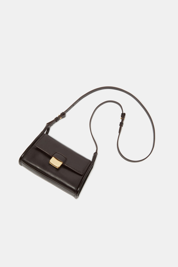 Twiggy Mini Cross 20(트위기 미니 크로스 20)은 소가죽 소재의 미니 사이즈 크로스백입니다. 블랙, 브라운, 아이보리 세 가지 색상으로 출시되었으며, 크링클 엠보 패턴과 로프 디테일이 돋보이는 디자인입니다. 3WAY 연출(토트, 숄더, 크로스)이 가능하며, 은은한 광택감으로 고급스러운 느낌을 더했습니다. 핸드폰과 카드를 수납할 수 있으며, 내부 포켓 1개와 외부 포켓 1개가 있어 실용적입니다. 데이트룩, 모임룩, 소개팅룩 등 다양한 TPO에 클래식, 미니멀, 시크 스타일로 연출할 수 있습니다.
