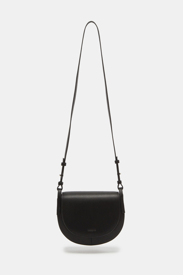 Tiffin Cross 21 (티핀 크로스 21)은 여성 고객을 위한 미디엄 사이즈의 라운드 크로스백입니다. 블랙 컬러의 소가죽 소재에 격자무늬 패턴으로 클래식, 미니멀, 시크한 스타일을 연출합니다. 탈부착 가능한 가죽 스트랩과 웨빙 스트랩 2종을 구성하여 2way 연출이 가능하며, 로즈 골드 하드웨어 장식으로 고급스러움을 더했습니다. 내부 분리 수납공간, 내부 포켓 1개, 외부 포켓 1개로 실용성을 높여 데이트룩, 모임룩 등 일상에서 활용하기 좋습니다.
