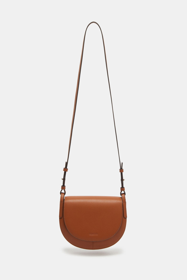 Tiffin Cross 21 (티핀 크로스 21)은 소가죽 소재의 미디엄 사이즈 크로스백입니다. 브라운 컬러에 격자무늬 패턴이 돋보이며, 로즈골드 하드웨어 장식이 고급스러움을 더합니다. 탈부착 가능한 스트랩과 2way 연출 (크로스백, 숄더백)이 가능하여 실용적입니다. 내부 포켓과 외부 포켓으로 수납력을 높였으며, 마그네틱형 잠금 방식으로 편리하게 사용 가능합니다. 데이트룩, 오피스룩, 모임룩 등 다양한 TPO에 클래식, 미니멀, 시크한 스타일을 연출하기 좋습니다.
