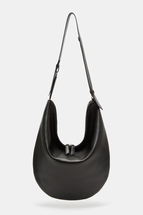 Coobo 숄더 38은 소가죽 소재의 여성 숄더백입니다. 엠보 패턴과 실버 하드웨어 장식이 돋보이며, 38 사이즈로 제작되었습니다. 탈부착 및 조절 가능한 스트랩, 내부 포켓이 있어 실용적이며, 3WAY(토트백, 숄더백, 크로스백) 연출이 가능합니다. 내추럴하고 심플한 스타일로, 출근룩과 클래식 및 미니멀 스타일에 잘 어울립니다. 호보백 디자인으로 일상에서 편안하게 사용할 수 있습니다.
