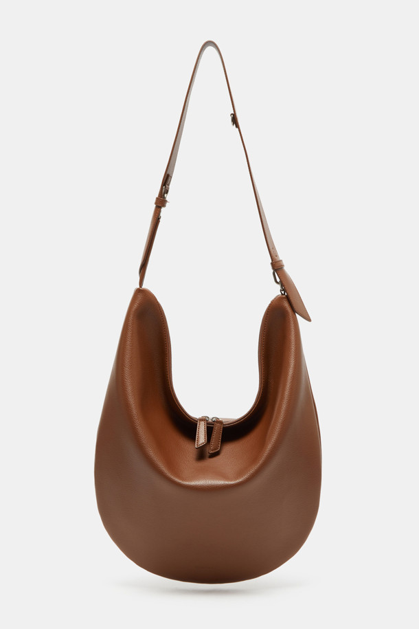 Coobo 숄더 38은 부드러운 엠보싱 소가죽 소재의 여성 숄더백입니다. 브라운 컬러의 미디엄 사이즈 가방으로, 호보백 스타일의 반원 모양 디자인과 3WAY 연출이 가능한 실용성을 갖췄습니다. 탈부착 가능한 스트랩과 내부 포켓으로 수납력을 높였으며, 클래식, 미니멀, 시크한 스타일에 잘 어울립니다. 데이트룩, 모임룩, 오피스룩 등 다양한 TPO에 활용할 수 있으며, 실버 하드웨어 장식이 은은한 포인트를 더합니다.
