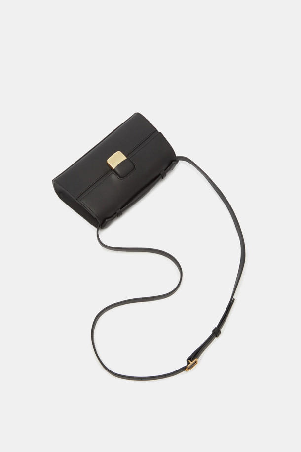 "Facade 토트 22 웨빙"은 세련된 여성들을 위한 미디엄 사이즈의 토트백입니다. 블랙 컬러의 소가죽 소재에 골드 하드웨어 디테일이 더해져 클래식하고 엘레강스한 무드를 자아냅니다. 건축적인 디자인 패턴과 탈부착 가능한 숄더 스트랩, 추가 웨빙 스트랩으로 숄더백, 크로스백, 토트백 3가지 방식으로 연출할 수 있습니다. 내부에는 카드 포켓 1개가 있으며, 오피스룩, 출근룩, 모임룩 등 다양한 TPO에 활용 가능합니다. 미니멀하고 시크한 스타일을 선호하는 분들께 추천합니다.
