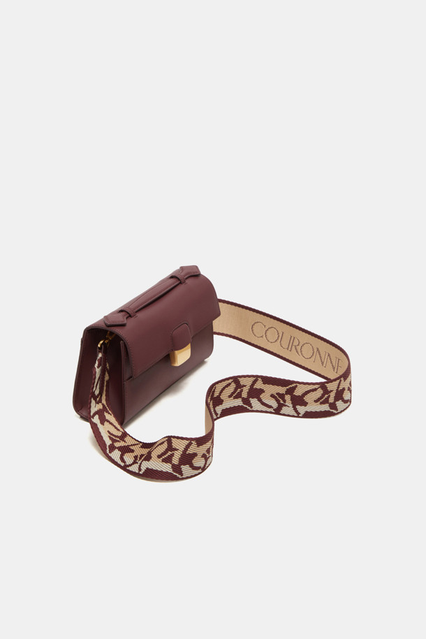 Facade Tote 22 Webbing은 건축적인 디자인에서 영감을 받은 여성용 토트백입니다. Exquisite Color의 Zanzabo Leather 소재로 제작되었으며, 사각 및 트라페조이드 쉐입에 골드 하드웨어 및 사각 장식이 더해져 클래식하고 엘레강스한 무드를 연출합니다. 탈부착 및 조절 가능한 스트랩, 웨빙 스트랩 추가로 토트, 숄더, 크로스 3가지 방식으로 착용 가능하며, 내부 카드 포켓 1개와 22 사이즈로 실용성을 더했습니다. 오피스룩과 모임룩은 물론, 일상에서도 세련된 스타일을 완성해 보세요.
