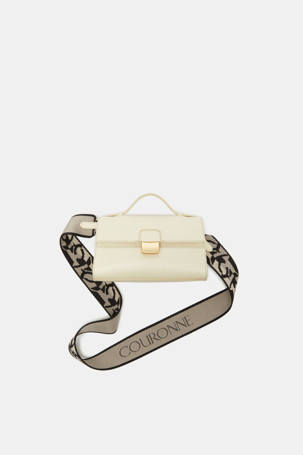 파사드 토트 22 웨빙은 클래식한 디자인으로 출근룩과 오피스룩에 잘 어울리는 여성 토트백입니다. 잔자보 가죽 소재와 건축적 디자인 패턴이 돋보이며, 골드 하드웨어 및 웨빙 스트랩으로 포인트를 더했습니다. 사각 또는 사다리꼴 모양으로, 탈부착 가능한 스트랩과 내부 카드 포켓이 있어 실용성을 높였습니다. 토트백, 숄더백, 크로스백으로 다양한 연출이 가능하며, 미니멀하고 시크한 스타일을 완성하는 데 적합합니다. 일상생활에서 폭넓게 활용할 수 있는 아이템입니다.
