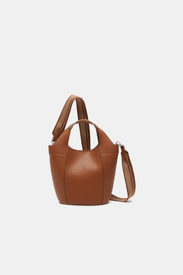 Teaberry Tote 17 Webbing (티베리 토트 17 웨빙)은 여성용 토트백입니다. 합성가죽 소재의 미디엄 사이즈 가방으로, 브라운 색상의 무지 디자인이 특징입니다. 반원 모양에 지퍼형 잠금 방식을 적용했으며, 숄더 스트랩이 있어 크로스백으로도 활용 가능합니다. 클래식, 미니멀, 시크 스타일을 선호하는 오피스룩, 출근룩, 모임룩에 잘 어울리는 가방입니다.
