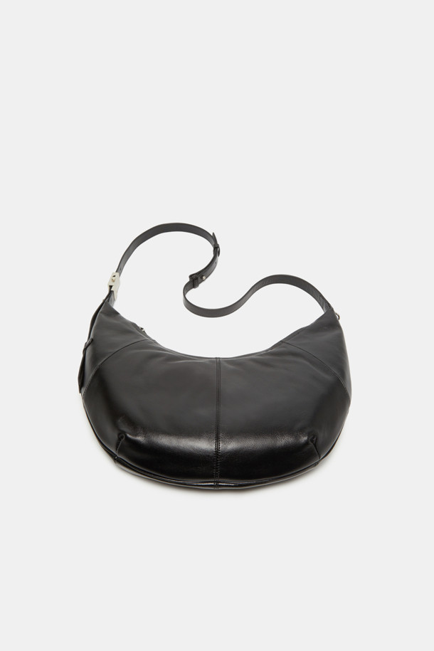 Faugeres Cross 41 (포게레스 크로스 41) 가방은 여성 고객을 위한 미디엄 사이즈의 엘레강스 스타일 가방입니다. 부드러운 소가죽 소재에 엠보싱 처리하여 은은한 광택과 고급스러운 질감을 더했으며, 자연스러운 반원 형태의 바디 곡선이 특징입니다. 블랙, 토마토 레드, 피스타치오, 그라운드 커피 4가지 색상으로 제공되며, 각 색상에 맞는 실버 또는 골드 D링 하드웨어가 돋보입니다. 내부에는 지퍼 포켓 1개와 오픈 포켓 1개가 있어 수납력을 높였으며, 크로스바디 착용이 가능하여 데이트룩, 모임룩 등 다양한 TPO에 활용 가능합니다.
