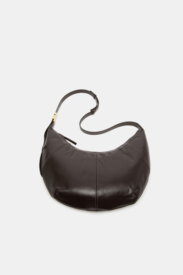 "Faugeres Cross 41" (포게레스 크로스 41)은 부드러운 소가죽 소재의 미디엄 사이즈 크로스백입니다. 블랙, 토마토 레드, 피스타치오, 그라운드 커피 4가지 색상으로 출시되었으며, 각 색상에 맞춰 실버 또는 골드 하드웨어가 사용되었습니다. 반원 형태의 디자인에 D-링 장식으로 포인트를 더했으며, 가볍고 신체 곡선에 맞춰 편안하게 착용 가능합니다. 내부에는 지퍼 포켓 1개와 오픈 포켓 1개가 있어 실용적이며, 지퍼형 잠금 방식으로 소지품을 안전하게 보관할 수 있습니다. 데이트룩, 모임룩 등 다양한 TPO에 미니멀, 클래식, 시크 스타일을 연출하기 좋습니다.
