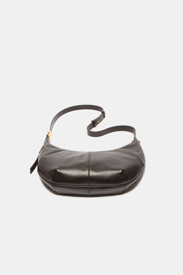 파고레스 크로스 31은 소가죽 소재의 여성용 스몰 사이즈 크로스백입니다. 블랙, 커스터드, 그라운드 커피 세 가지 색상으로 출시되었으며, 신체 곡선에 맞춰 디자인되어 편안한 착용감을 선사합니다. D링 장식과 은은한 광택이 돋보이며, 내부에는 지퍼 포켓 1개와 오픈 포켓 1개가 있어 실용성을 더했습니다. 길이 조절 가능한 스트랩과 지퍼형 잠금 방식으로, 데이트룩과 모임룩은 물론 일상에서도 시크하고 미니멀한 스타일을 연출하기 좋습니다. 하드웨어는 실버와 골드 두 가지 옵션으로 제공됩니다.
