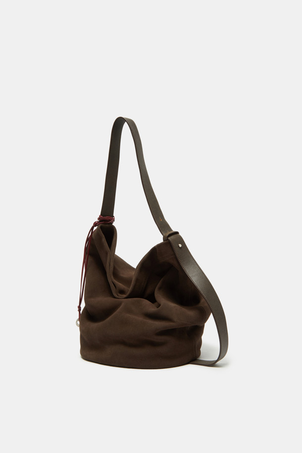 Haru Shoulder 24 Suede (하루 숄더 24 스웨이드)는 미니멀하고 클래식한 스타일을 추구하는 여성들을 위한 숄더백입니다. 부드러운 스웨이드 소재와 브라운 컬러가 고급스러운 분위기를 자아내며, 반원 형태의 디자인이 세련미를 더합니다. 가방 사이즈는 미디엄이며, 지퍼형 잠금 방식으로 소지품을 안전하게 보관할 수 있습니다. 숄더 스트랩이 있어 편안하게 착용 가능하며, 출근룩과 모임룩 등 다양한 TPO에 활용하기 좋습니다. 무지 디자인으로 어떤 스타일에도 잘 어울려 데일리백으로 제격입니다.
