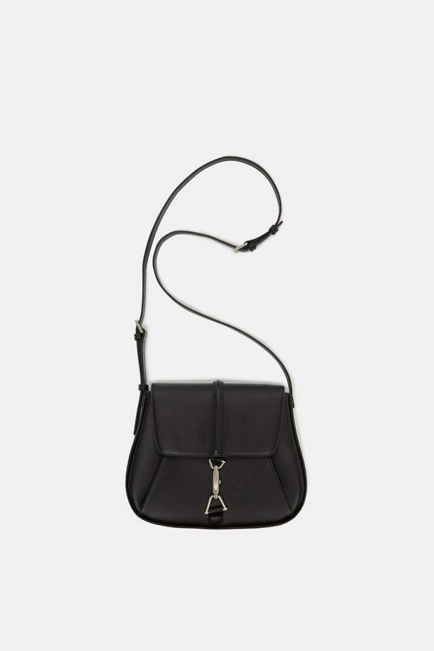 마농 숄더 25는 여성들을 위한 클래식 숄더백입니다. 부드러운 소가죽 소재에 골드 컬러와 웨이브 패턴이 어우러져 세련된 디자인을 완성합니다. 25 사이즈로 미디엄 크기이며, 조절 가능한 스트랩으로 숄더백, 크로스백, 토트백으로 다양하게 활용할 수 있습니다. 골드 하드웨어와 비대칭 삼각 링 장식이 돋보이며, 순수함과 영원을 상징하는 메달 하드웨어가 특징입니다. 내부에는 실용적인 포켓이 있어 데이트룩, 모임룩, 오피스룩 등 다양한 스타일에 매치하여 클래식하고 미니멀하며 시크한 무드를 연출할 수 있습니다.
