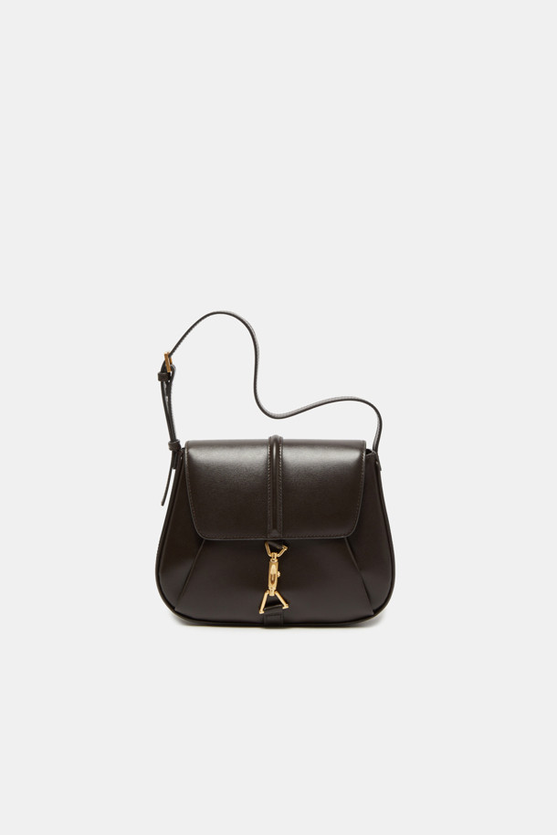 Manon Shoulder 25 (마농 숄더 25)는 여성스러운 룩을 완성하는 숄더백, 크로스백, 토트백으로 활용 가능한 가방입니다. 부드러운 소가죽 소재에 웨이브 텍스처 엠보싱이 더해져 고급스러운 질감을 선사합니다. 클래식한 디자인에 순수와 영원을 상징하는 메달 하드웨어와 비대칭 삼각 링 장식이 포인트입니다. 내부에는 실용적인 수납을 위한 포켓이 있으며, 조절 가능한 스트랩으로 다양한 스타일을 연출할 수 있습니다. 데이트룩, 모임룩 등 시크하고 미니멀한 스타일을 즐기는 분들께 추천합니다.
