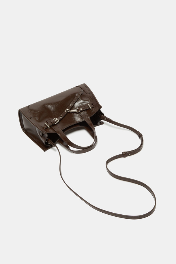 Fermier Day 토트 27은 미디엄 사이즈의 여성용 토트백입니다. 광택감 있는 합성가죽 소재에 버클 장식으로 미니멀하면서도 클래식한 무드를 연출합니다. 3-way 착용이 가능하며, iPad 11인치 수납이 가능한 실용적인 디자인으로, 내부 포켓과 조절 가능한 스트랩을 갖추었습니다. 브라운 컬러에 실버 하드웨어의 조화가 세련된 실루엣을 완성하여 출근룩, 오피스룩 등 다양한 스타일에 시크하게 매치할 수 있습니다. 버클형 잠금 방식으로 소지품을 안전하게 보관할 수 있습니다.
