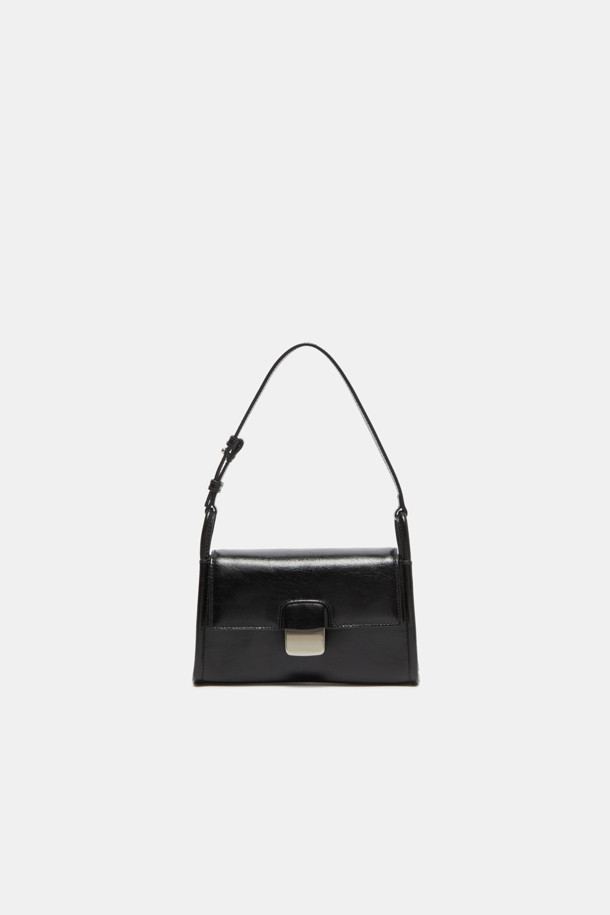 Twiggy Mini Cross 20(트위기 미니 크로스 20)은 소가죽 소재의 여성 크로스백입니다. 사각 쉐입에 크링클 엠보 패턴과 로프 디테일로 클래식하면서도 시크한 매력을 더했습니다. 핸드폰 및 카드 수납이 가능하며, 은은한 광택감과 실버 또는 골드 하드웨어, 내부 포켓 1개와 외부 포켓 1개, 연장 가능한 스트랩은 실용성을 높입니다. 토트백, 숄더백, 크로스백 3WAY 연출이 가능하여 데이트룩, 모임룩, 소개팅룩 등 다양한 TPO에 활용할 수 있는 미니멀한 디자인의 가방입니다. 블랙, 브라운, 아이보리 세 가지 컬러로 만나보세요.
