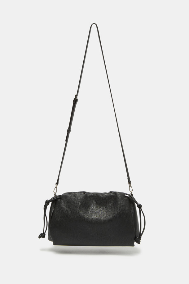 Mina Cool Cross 26 (미나 쿨 크로스 26)은 부드러운 소가죽 소재의 여성용 크로스백입니다. 미디엄 사이즈의 사각 쉐입에 셔링 디테일로 포인트를 주어 시크하면서도 캐주얼한 스타일을 연출합니다. 탈부착 및 조절 가능한 스트랩으로 토트백 또는 크로스백으로 활용 가능한 2WAY 디자인이며, 내부 포켓 1개와 참 장식 디링 1개가 실용성을 더합니다. 데이트룩, 모임룩, 출근룩 등 다양한 TPO에 미니멀하고 세련된 스타일을 완성해 보세요. 조임용 끈으로 간편하게 여닫을 수 있습니다.
