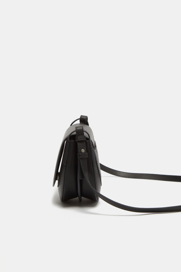 Tiffin Cross 21 (티핀 크로스 21)은 여성 고객을 위한 미디엄 사이즈의 라운드 크로스백입니다. 블랙 컬러의 소가죽 소재에 격자무늬 패턴으로 클래식, 미니멀, 시크한 스타일을 연출합니다. 탈부착 가능한 가죽 스트랩과 웨빙 스트랩 2종을 구성하여 2way 연출이 가능하며, 로즈 골드 하드웨어 장식으로 고급스러움을 더했습니다. 내부 분리 수납공간, 내부 포켓 1개, 외부 포켓 1개로 실용성을 높여 데이트룩, 모임룩 등 일상에서 활용하기 좋습니다.
