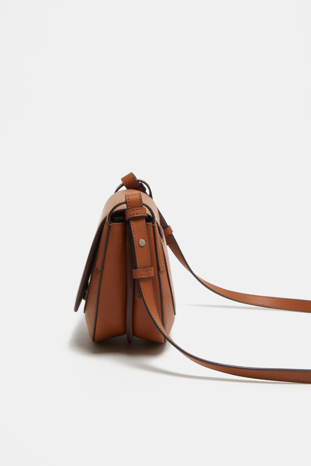 Tiffin Cross 21 (티핀 크로스 21)은 소가죽 소재의 미디엄 사이즈 크로스백입니다. 브라운 컬러에 격자무늬 패턴이 돋보이며, 로즈골드 하드웨어 장식이 고급스러움을 더합니다. 탈부착 가능한 스트랩과 2way 연출 (크로스백, 숄더백)이 가능하여 실용적입니다. 내부 포켓과 외부 포켓으로 수납력을 높였으며, 마그네틱형 잠금 방식으로 편리하게 사용 가능합니다. 데이트룩, 오피스룩, 모임룩 등 다양한 TPO에 클래식, 미니멀, 시크한 스타일을 연출하기 좋습니다.
