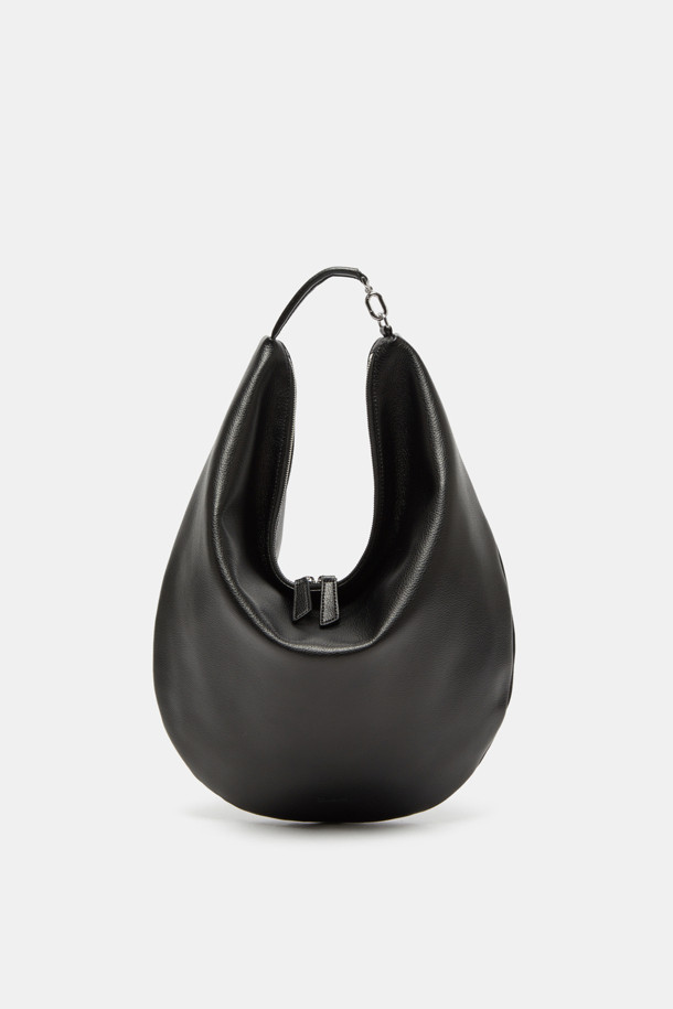 Coobo 숄더 38은 소가죽 소재의 여성 숄더백입니다. 엠보 패턴과 실버 하드웨어 장식이 돋보이며, 38 사이즈로 제작되었습니다. 탈부착 및 조절 가능한 스트랩, 내부 포켓이 있어 실용적이며, 3WAY(토트백, 숄더백, 크로스백) 연출이 가능합니다. 내추럴하고 심플한 스타일로, 출근룩과 클래식 및 미니멀 스타일에 잘 어울립니다. 호보백 디자인으로 일상에서 편안하게 사용할 수 있습니다.
