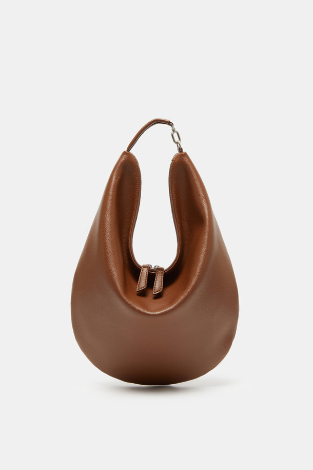 Coobo 숄더 38은 부드러운 엠보싱 소가죽 소재의 여성 숄더백입니다. 브라운 컬러의 미디엄 사이즈 가방으로, 호보백 스타일의 반원 모양 디자인과 3WAY 연출이 가능한 실용성을 갖췄습니다. 탈부착 가능한 스트랩과 내부 포켓으로 수납력을 높였으며, 클래식, 미니멀, 시크한 스타일에 잘 어울립니다. 데이트룩, 모임룩, 오피스룩 등 다양한 TPO에 활용할 수 있으며, 실버 하드웨어 장식이 은은한 포인트를 더합니다.
