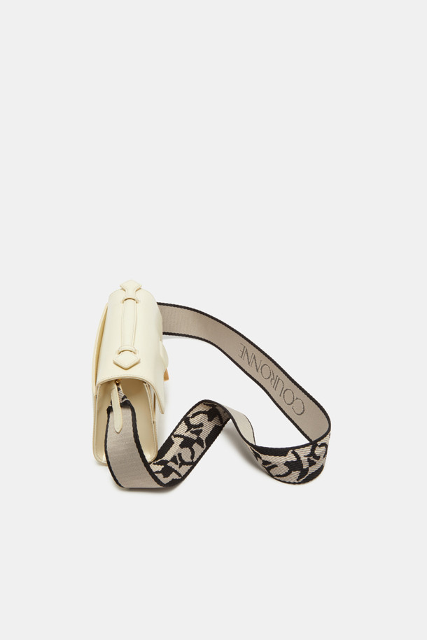 파사드 토트 22 웨빙은 클래식한 디자인으로 출근룩과 오피스룩에 잘 어울리는 여성 토트백입니다. 잔자보 가죽 소재와 건축적 디자인 패턴이 돋보이며, 골드 하드웨어 및 웨빙 스트랩으로 포인트를 더했습니다. 사각 또는 사다리꼴 모양으로, 탈부착 가능한 스트랩과 내부 카드 포켓이 있어 실용성을 높였습니다. 토트백, 숄더백, 크로스백으로 다양한 연출이 가능하며, 미니멀하고 시크한 스타일을 완성하는 데 적합합니다. 일상생활에서 폭넓게 활용할 수 있는 아이템입니다.
