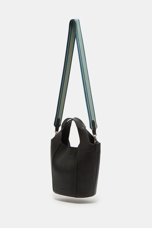 Teaberry 토트 17 웨빙은 심플한 디자인과 활용성이 돋보이는 여성용 토트백입니다. 미디엄 사이즈의 블랙 컬러 합성가죽 소재로 제작되어 시크하고 미니멀한 스타일을 연출합니다. 숄더 스트랩과 오픈형 잠금 방식을 갖춰 출근룩, 오피스룩, 모임룩 등 다양한 TPO에 매치하기 좋습니다. 반원 형태의 가방 모양과 무지 디자인이 세련된 느낌을 더하며, 데일리 가방으로 손색없는 실용적인 아이템입니다.
