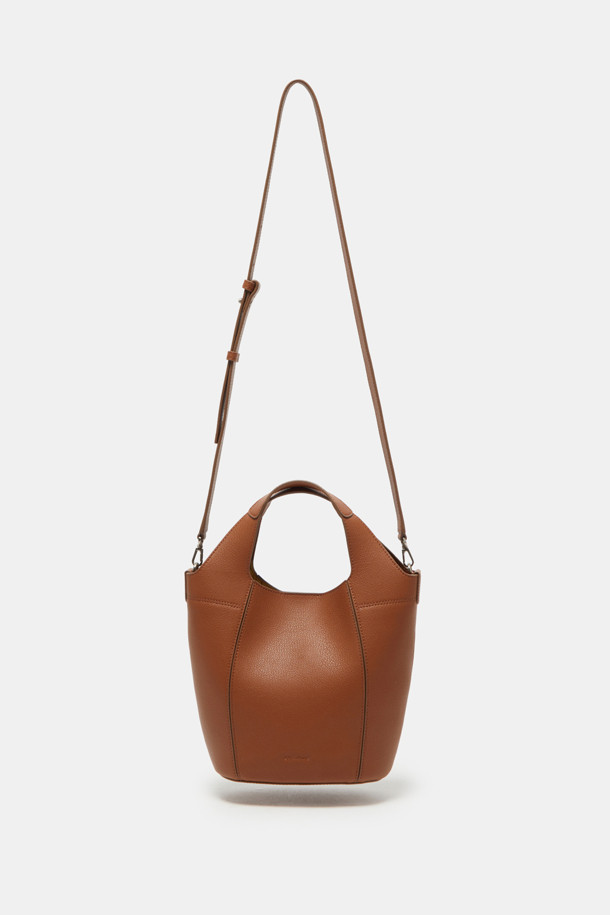 Teaberry Tote 17 Webbing (티베리 토트 17 웨빙)은 여성용 토트백입니다. 합성가죽 소재의 미디엄 사이즈 가방으로, 브라운 색상의 무지 디자인이 특징입니다. 반원 모양에 지퍼형 잠금 방식을 적용했으며, 숄더 스트랩이 있어 크로스백으로도 활용 가능합니다. 클래식, 미니멀, 시크 스타일을 선호하는 오피스룩, 출근룩, 모임룩에 잘 어울리는 가방입니다.
