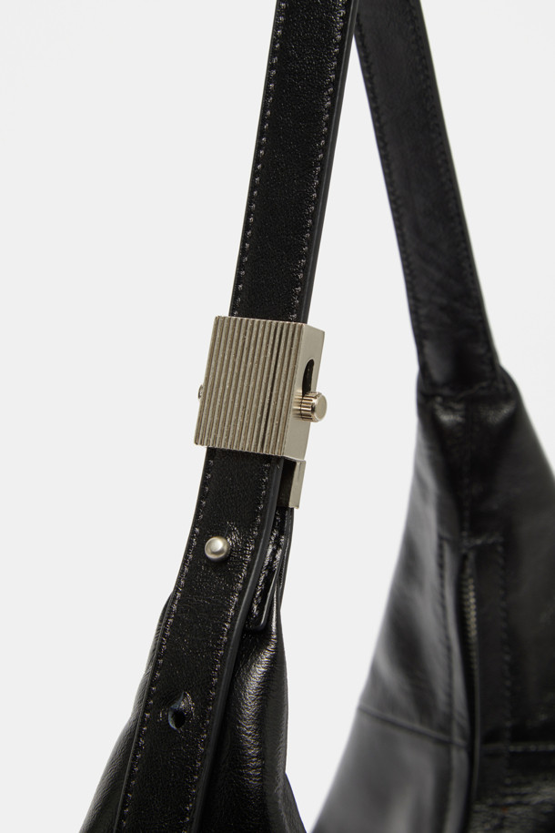 Faugeres Cross 41 (포게레스 크로스 41) 가방은 여성 고객을 위한 미디엄 사이즈의 엘레강스 스타일 가방입니다. 부드러운 소가죽 소재에 엠보싱 처리하여 은은한 광택과 고급스러운 질감을 더했으며, 자연스러운 반원 형태의 바디 곡선이 특징입니다. 블랙, 토마토 레드, 피스타치오, 그라운드 커피 4가지 색상으로 제공되며, 각 색상에 맞는 실버 또는 골드 D링 하드웨어가 돋보입니다. 내부에는 지퍼 포켓 1개와 오픈 포켓 1개가 있어 수납력을 높였으며, 크로스바디 착용이 가능하여 데이트룩, 모임룩 등 다양한 TPO에 활용 가능합니다.
