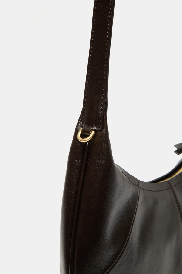 파고레스 크로스 31은 소가죽 소재의 여성용 스몰 사이즈 크로스백입니다. 블랙, 커스터드, 그라운드 커피 세 가지 색상으로 출시되었으며, 신체 곡선에 맞춰 디자인되어 편안한 착용감을 선사합니다. D링 장식과 은은한 광택이 돋보이며, 내부에는 지퍼 포켓 1개와 오픈 포켓 1개가 있어 실용성을 더했습니다. 길이 조절 가능한 스트랩과 지퍼형 잠금 방식으로, 데이트룩과 모임룩은 물론 일상에서도 시크하고 미니멀한 스타일을 연출하기 좋습니다. 하드웨어는 실버와 골드 두 가지 옵션으로 제공됩니다.
