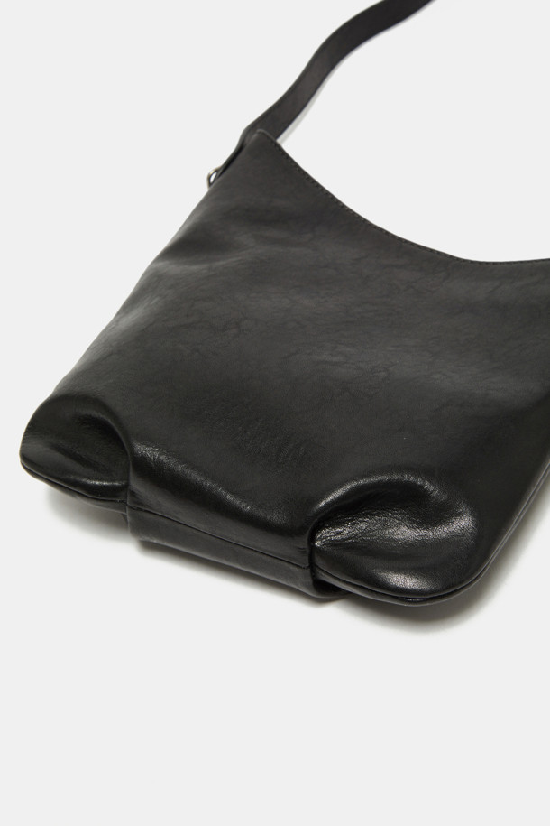 "Faugeres Tassel Cross 23"은 여성스러운 매력을 더하는 크로스백입니다. BKX(내추럴 주름 소가죽)와 BRX(마이크로 스웨이드와 내추럴 가죽 조합) 두 가지 컬러로 제공되며, 부드러운 촉감과 자연스러운 주름 텍스처가 특징입니다. 토트백, 숄더백, 크로스백으로 활용 가능한 3way 컨버터블 디자인에 비대칭 실루엣과 태슬 장식이 돋보이며, 실버 컬러 하드웨어가 세련된 느낌을 더합니다. 내부 포켓 1개와 조절 가능한 스트랩으로 실용성을 높였으며, 마그네틱형 잠금방식으로 편리하게 사용할 수 있습니다. 데이트룩, 모임룩, 오피스룩 등 다양한 TPO에 클래식, 미니멀, 시크 스타일을 연출하기 좋습니다.
