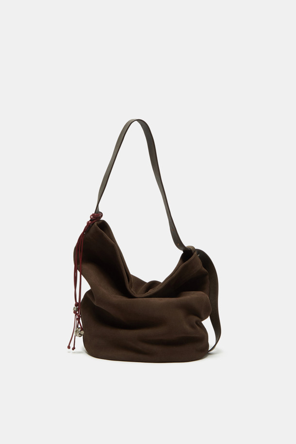 Haru Shoulder 24 Suede (하루 숄더 24 스웨이드)는 미니멀하고 클래식한 스타일을 추구하는 여성들을 위한 숄더백입니다. 부드러운 스웨이드 소재와 브라운 컬러가 고급스러운 분위기를 자아내며, 반원 형태의 디자인이 세련미를 더합니다. 가방 사이즈는 미디엄이며, 지퍼형 잠금 방식으로 소지품을 안전하게 보관할 수 있습니다. 숄더 스트랩이 있어 편안하게 착용 가능하며, 출근룩과 모임룩 등 다양한 TPO에 활용하기 좋습니다. 무지 디자인으로 어떤 스타일에도 잘 어울려 데일리백으로 제격입니다.
