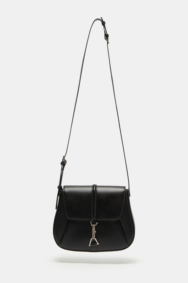 마농 숄더 25는 여성들을 위한 클래식 숄더백입니다. 부드러운 소가죽 소재에 골드 컬러와 웨이브 패턴이 어우러져 세련된 디자인을 완성합니다. 25 사이즈로 미디엄 크기이며, 조절 가능한 스트랩으로 숄더백, 크로스백, 토트백으로 다양하게 활용할 수 있습니다. 골드 하드웨어와 비대칭 삼각 링 장식이 돋보이며, 순수함과 영원을 상징하는 메달 하드웨어가 특징입니다. 내부에는 실용적인 포켓이 있어 데이트룩, 모임룩, 오피스룩 등 다양한 스타일에 매치하여 클래식하고 미니멀하며 시크한 무드를 연출할 수 있습니다.
