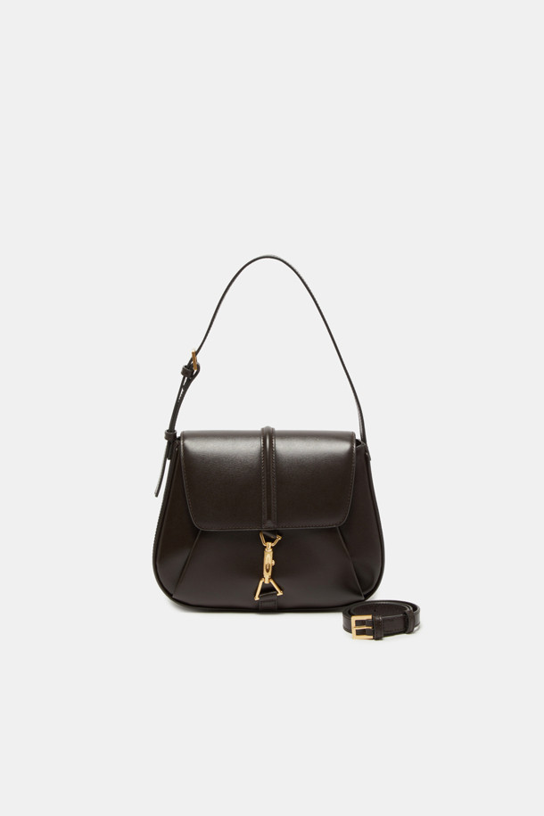 Manon Shoulder 25 (마농 숄더 25)는 여성스러운 룩을 완성하는 숄더백, 크로스백, 토트백으로 활용 가능한 가방입니다. 부드러운 소가죽 소재에 웨이브 텍스처 엠보싱이 더해져 고급스러운 질감을 선사합니다. 클래식한 디자인에 순수와 영원을 상징하는 메달 하드웨어와 비대칭 삼각 링 장식이 포인트입니다. 내부에는 실용적인 수납을 위한 포켓이 있으며, 조절 가능한 스트랩으로 다양한 스타일을 연출할 수 있습니다. 데이트룩, 모임룩 등 시크하고 미니멀한 스타일을 즐기는 분들께 추천합니다.
