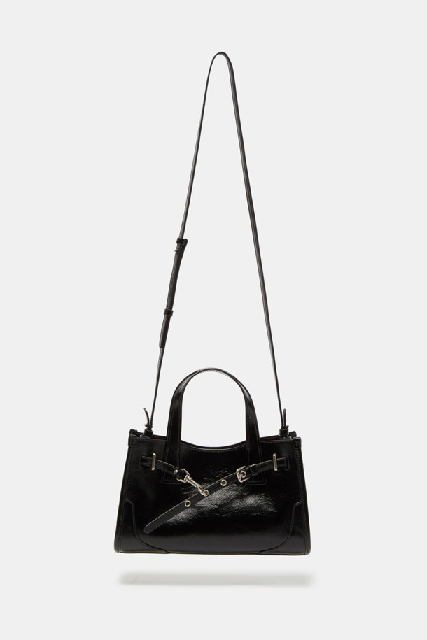 Fermier Day 토트 27은 여성용 미디엄 사이즈 토트백입니다. 블랙 색상의 합성가죽 소재로 제작되었으며, 버클과 체인 디자인 장식으로 시크한 포인트를 더했습니다. 3-way 착용이 가능하며, 탈부착 스트랩, 내부 포켓, 실버 하드웨어, 버클형 잠금 방식으로 실용성을 높였습니다. 무지 패턴의 사각 쉐입으로, 데일리 및 오피스룩에 클래식하고 미니멀한 스타일을 완성합니다.
