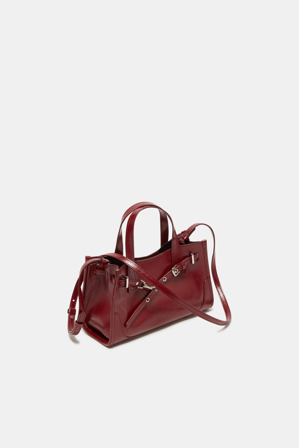 페르미에 데이 토트 27은 여성스러운 스타일을 강조하는 미디엄 사이즈의 사각 토트백입니다. 와인 컬러의 글로시 소재가 시크하고 미니멀한 디자인에 고급스러움을 더합니다. 버클과 스트랩 디테일이 돋보이며, 탈부착 가능한 스트랩으로 3way 착용이 가능하여 실용성을 높였습니다. 내부에는 수납공간, 포켓, iPad 11인치 수납이 가능한 넉넉한 공간이 마련되어 있으며, 실버 하드웨어와 버클형 잠금방식으로 세련됨을 더했습니다. 데일리 및 출근룩에 활용하기 좋은 클래식한 디자인의 가방입니다.

