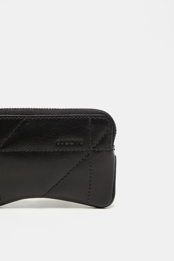 Ivresse 미니 카드 지갑은 BUX 크링클 카우하이드 레더 소재의 미니멀하고 시크한 카드 지갑입니다. 크림과 실버 두 가지 색상으로 제공되며, 곡선형 디자인에 메달과 크라운 장식이 돋보입니다. 미니 사이즈로, 키, 동전, 카드를 수납할 수 있으며 참 기능을 더해 실용성을 높였습니다. 내부에는 우측 포켓 1개와 메인 수납공간 1개가 마련되어 있습니다. 데이트룩, 모임룩, 소개팅룩에 어울리는 아이템입니다.
