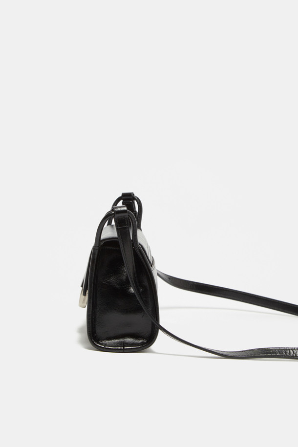 Twiggy Mini Cross 20(트위기 미니 크로스 20)은 소가죽 소재의 여성 크로스백입니다. 사각 쉐입에 크링클 엠보 패턴과 로프 디테일로 클래식하면서도 시크한 매력을 더했습니다. 핸드폰 및 카드 수납이 가능하며, 은은한 광택감과 실버 또는 골드 하드웨어, 내부 포켓 1개와 외부 포켓 1개, 연장 가능한 스트랩은 실용성을 높입니다. 토트백, 숄더백, 크로스백 3WAY 연출이 가능하여 데이트룩, 모임룩, 소개팅룩 등 다양한 TPO에 활용할 수 있는 미니멀한 디자인의 가방입니다. 블랙, 브라운, 아이보리 세 가지 컬러로 만나보세요.
