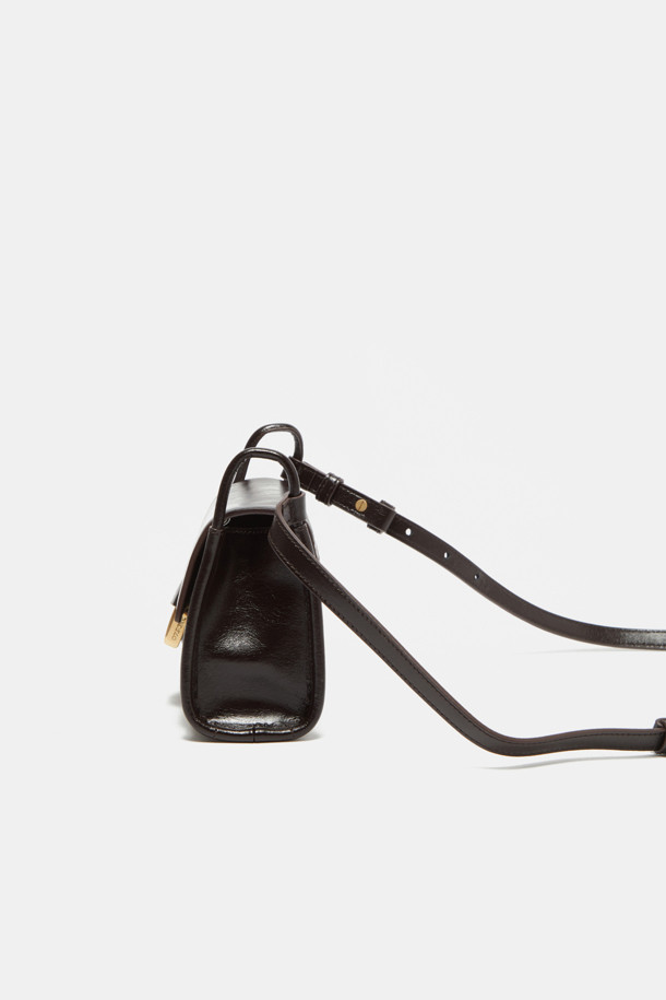 Twiggy Mini Cross 20(트위기 미니 크로스 20)은 소가죽 소재의 미니 사이즈 크로스백입니다. 블랙, 브라운, 아이보리 세 가지 색상으로 출시되었으며, 크링클 엠보 패턴과 로프 디테일이 돋보이는 디자인입니다. 3WAY 연출(토트, 숄더, 크로스)이 가능하며, 은은한 광택감으로 고급스러운 느낌을 더했습니다. 핸드폰과 카드를 수납할 수 있으며, 내부 포켓 1개와 외부 포켓 1개가 있어 실용적입니다. 데이트룩, 모임룩, 소개팅룩 등 다양한 TPO에 클래식, 미니멀, 시크 스타일로 연출할 수 있습니다.
