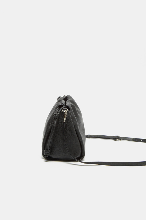 Mina Cool Cross 26 (미나 쿨 크로스 26)은 부드러운 소가죽 소재의 여성용 크로스백입니다. 미디엄 사이즈의 사각 쉐입에 셔링 디테일로 포인트를 주어 시크하면서도 캐주얼한 스타일을 연출합니다. 탈부착 및 조절 가능한 스트랩으로 토트백 또는 크로스백으로 활용 가능한 2WAY 디자인이며, 내부 포켓 1개와 참 장식 디링 1개가 실용성을 더합니다. 데이트룩, 모임룩, 출근룩 등 다양한 TPO에 미니멀하고 세련된 스타일을 완성해 보세요. 조임용 끈으로 간편하게 여닫을 수 있습니다.
