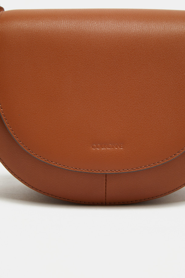 Tiffin Cross 21 (티핀 크로스 21)은 소가죽 소재의 미디엄 사이즈 크로스백입니다. 브라운 컬러에 격자무늬 패턴이 돋보이며, 로즈골드 하드웨어 장식이 고급스러움을 더합니다. 탈부착 가능한 스트랩과 2way 연출 (크로스백, 숄더백)이 가능하여 실용적입니다. 내부 포켓과 외부 포켓으로 수납력을 높였으며, 마그네틱형 잠금 방식으로 편리하게 사용 가능합니다. 데이트룩, 오피스룩, 모임룩 등 다양한 TPO에 클래식, 미니멀, 시크한 스타일을 연출하기 좋습니다.
