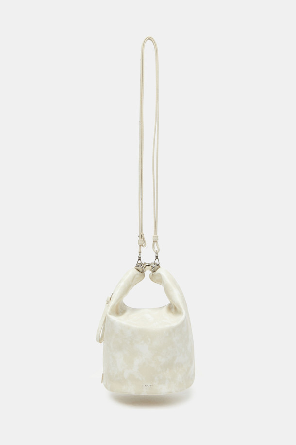 Cusia 숄더 17은 여성의 우아함을 돋보이게 해줄 숄더백입니다. 미디엄 사이즈의 반원 형태 디자인으로, 화이트와 아이보리 두 가지 색상으로 출시되었습니다. 부드러운 합성가죽 소재에 체인 장식이 더해져 클래식, 미니멀, 걸리시 스타일을 모두 소화할 수 있습니다. 데이트룩, 모임룩, 소개팅룩 등 다양한 TPO에 활용 가능하며, 조임용 끈으로 내용물을 안전하게 보관할 수 있습니다. 숄더 스트랩으로 편안하게 착용할 수 있습니다.
