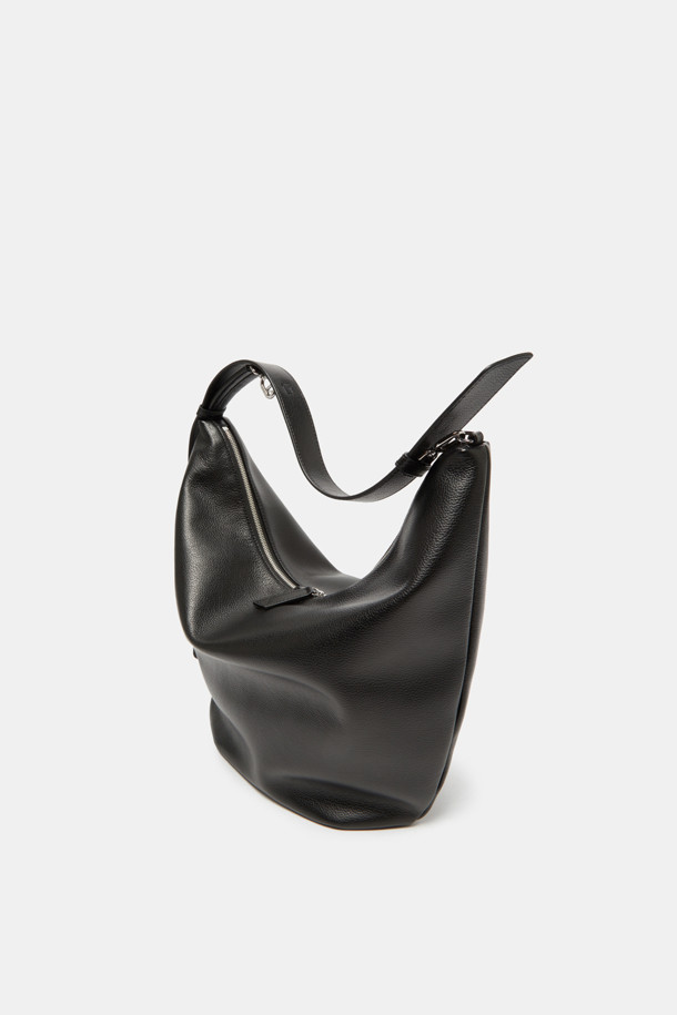 Coobo 숄더 38은 소가죽 소재의 여성 숄더백입니다. 엠보 패턴과 실버 하드웨어 장식이 돋보이며, 38 사이즈로 제작되었습니다. 탈부착 및 조절 가능한 스트랩, 내부 포켓이 있어 실용적이며, 3WAY(토트백, 숄더백, 크로스백) 연출이 가능합니다. 내추럴하고 심플한 스타일로, 출근룩과 클래식 및 미니멀 스타일에 잘 어울립니다. 호보백 디자인으로 일상에서 편안하게 사용할 수 있습니다.
