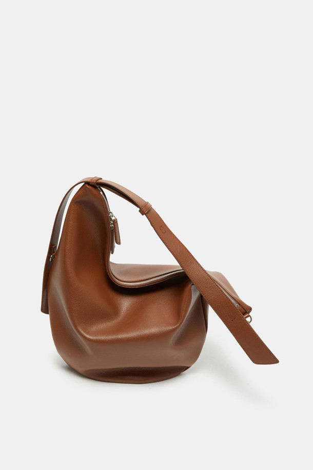 Coobo 숄더 38은 부드러운 엠보싱 소가죽 소재의 여성 숄더백입니다. 브라운 컬러의 미디엄 사이즈 가방으로, 호보백 스타일의 반원 모양 디자인과 3WAY 연출이 가능한 실용성을 갖췄습니다. 탈부착 가능한 스트랩과 내부 포켓으로 수납력을 높였으며, 클래식, 미니멀, 시크한 스타일에 잘 어울립니다. 데이트룩, 모임룩, 오피스룩 등 다양한 TPO에 활용할 수 있으며, 실버 하드웨어 장식이 은은한 포인트를 더합니다.
