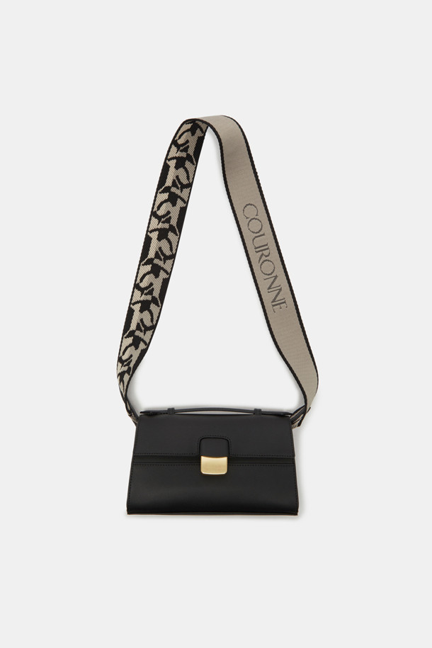 "Facade 토트 22 웨빙"은 세련된 여성들을 위한 미디엄 사이즈의 토트백입니다. 블랙 컬러의 소가죽 소재에 골드 하드웨어 디테일이 더해져 클래식하고 엘레강스한 무드를 자아냅니다. 건축적인 디자인 패턴과 탈부착 가능한 숄더 스트랩, 추가 웨빙 스트랩으로 숄더백, 크로스백, 토트백 3가지 방식으로 연출할 수 있습니다. 내부에는 카드 포켓 1개가 있으며, 오피스룩, 출근룩, 모임룩 등 다양한 TPO에 활용 가능합니다. 미니멀하고 시크한 스타일을 선호하는 분들께 추천합니다.
