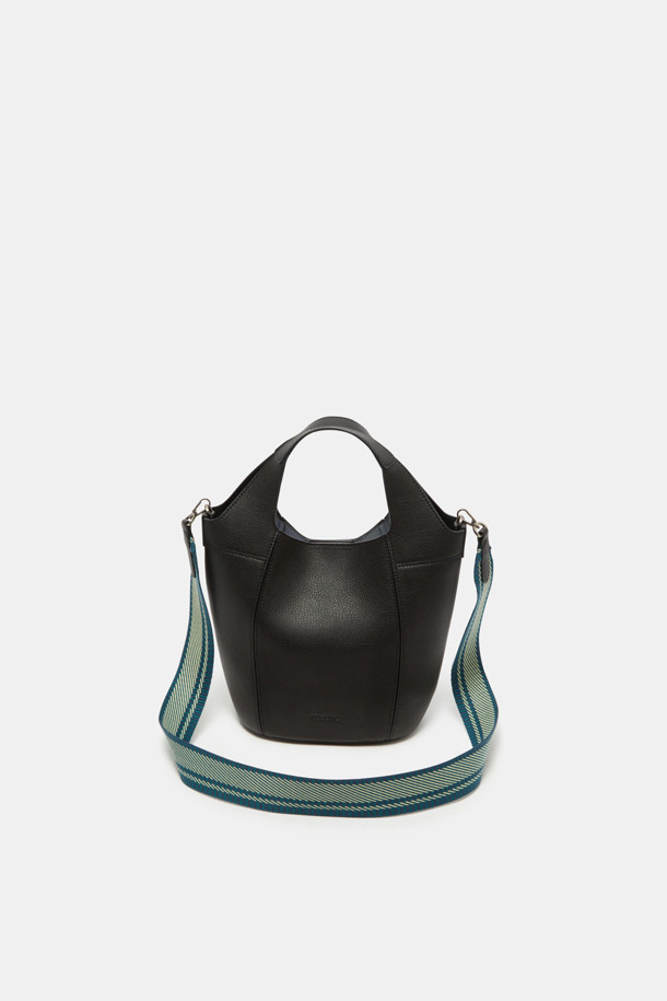 Teaberry 토트 17 웨빙은 심플한 디자인과 활용성이 돋보이는 여성용 토트백입니다. 미디엄 사이즈의 블랙 컬러 합성가죽 소재로 제작되어 시크하고 미니멀한 스타일을 연출합니다. 숄더 스트랩과 오픈형 잠금 방식을 갖춰 출근룩, 오피스룩, 모임룩 등 다양한 TPO에 매치하기 좋습니다. 반원 형태의 가방 모양과 무지 디자인이 세련된 느낌을 더하며, 데일리 가방으로 손색없는 실용적인 아이템입니다.
