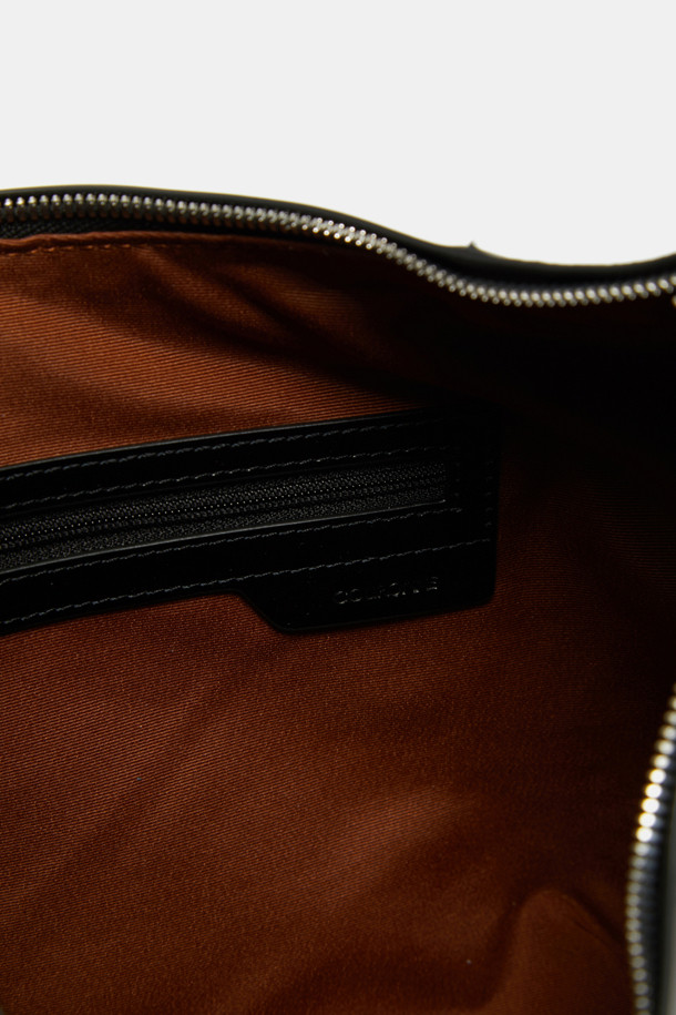 Faugeres Cross 41 (포게레스 크로스 41) 가방은 여성 고객을 위한 미디엄 사이즈의 엘레강스 스타일 가방입니다. 부드러운 소가죽 소재에 엠보싱 처리하여 은은한 광택과 고급스러운 질감을 더했으며, 자연스러운 반원 형태의 바디 곡선이 특징입니다. 블랙, 토마토 레드, 피스타치오, 그라운드 커피 4가지 색상으로 제공되며, 각 색상에 맞는 실버 또는 골드 D링 하드웨어가 돋보입니다. 내부에는 지퍼 포켓 1개와 오픈 포켓 1개가 있어 수납력을 높였으며, 크로스바디 착용이 가능하여 데이트룩, 모임룩 등 다양한 TPO에 활용 가능합니다.
